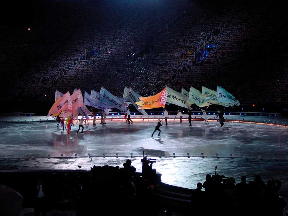 大型印刷国旗为2002年冬季奥运会
