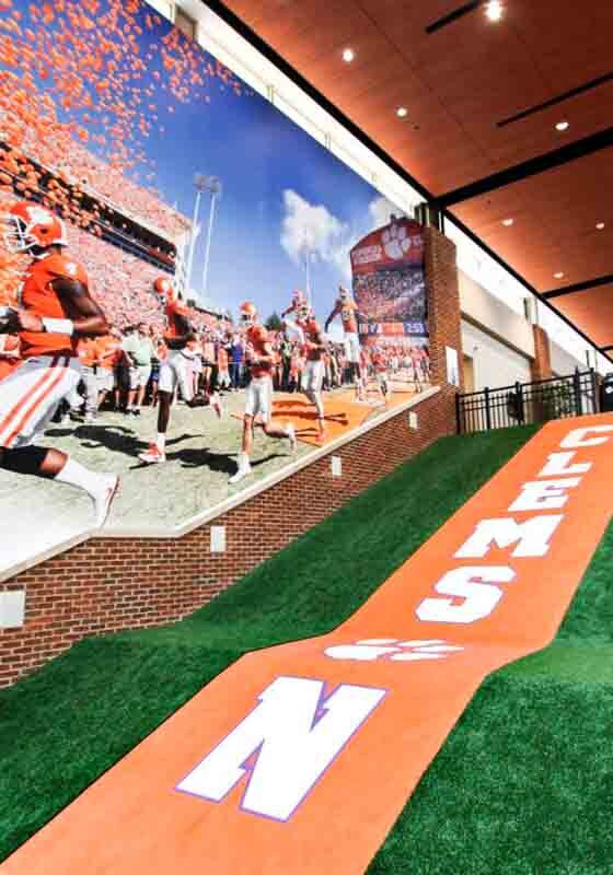 Clemson Football turf hallway 有地盘的走廊地板和克莱姆森庆祝墙上壁画