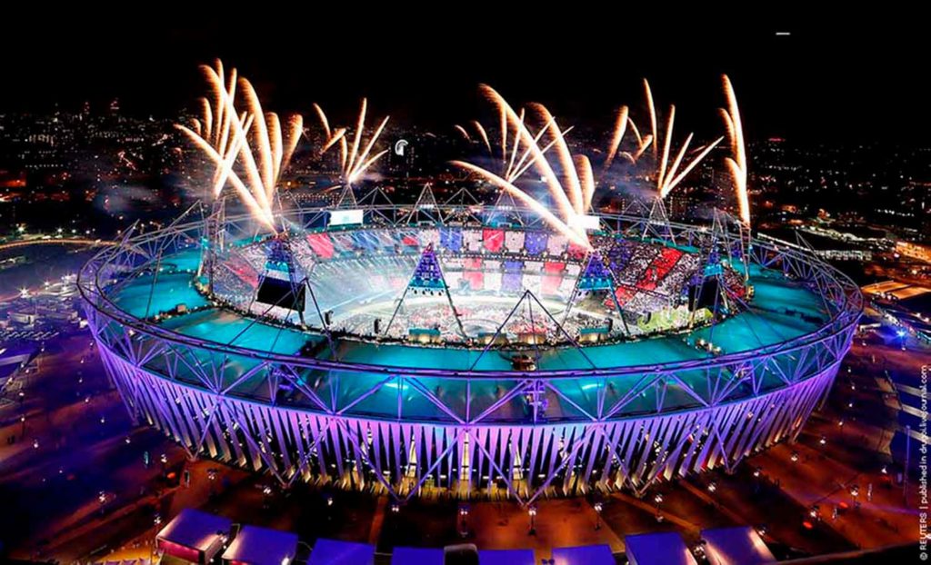 品牌环境伦敦奥林匹克体育场在晚上放烟花