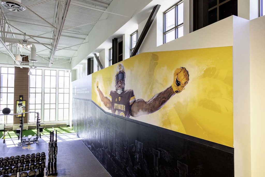 体育馆墙上壁画的足球运动员