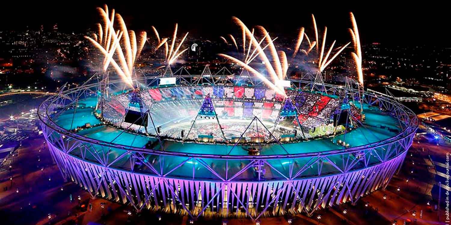 品牌环境伦敦奥林匹克体育场在晚上放烟花