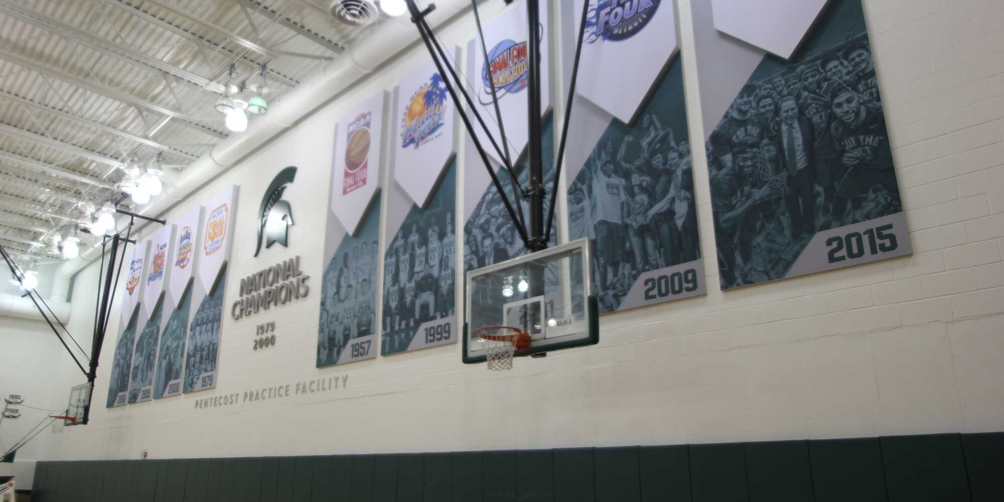 最后四个横幅在墙壁上的十大篮球设施