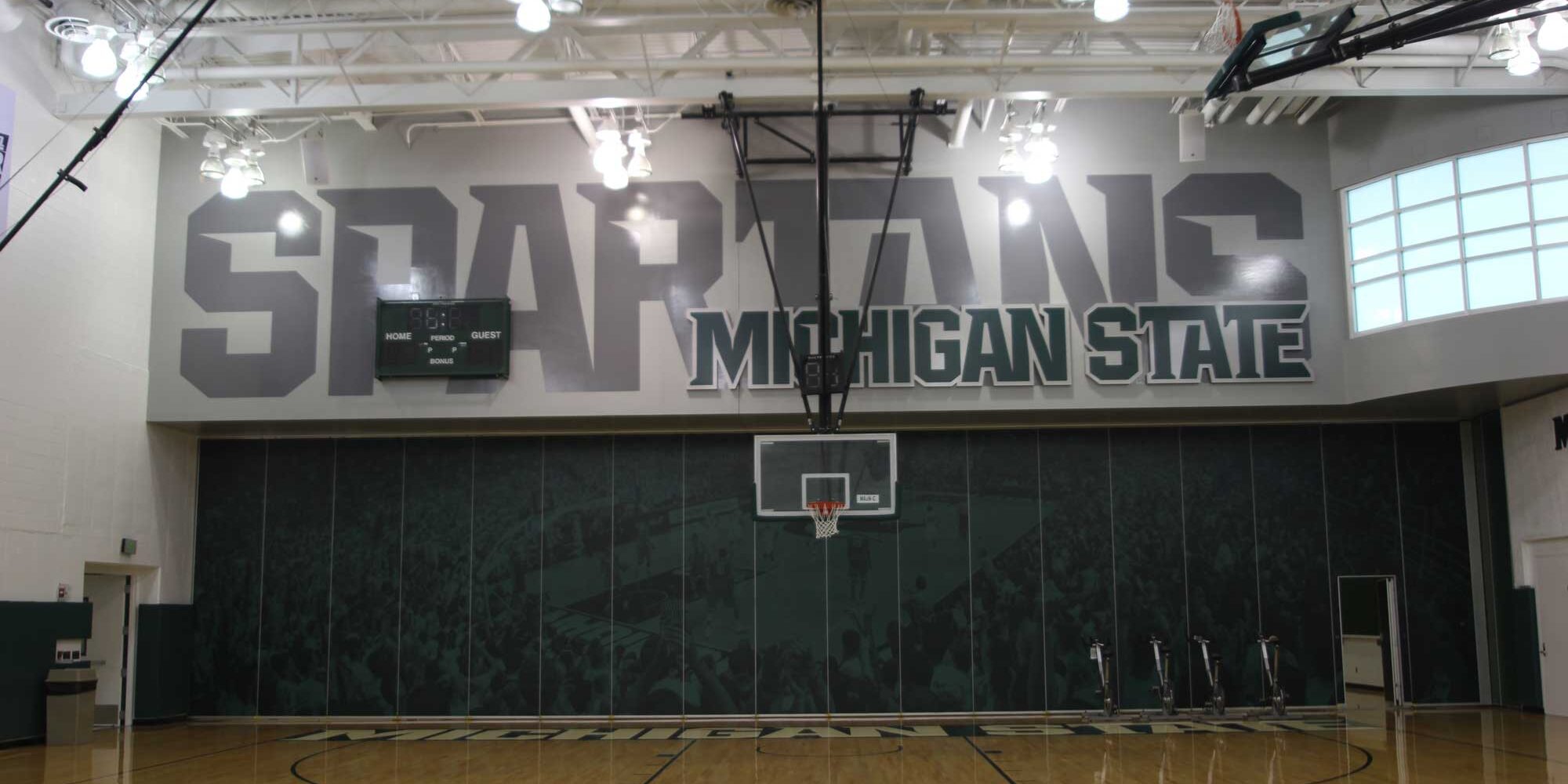 品牌为密歇根州立大学篮球训练设施