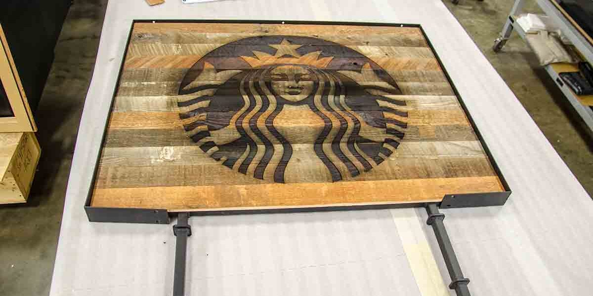 激光木材燃烧星巴克咖啡的标志